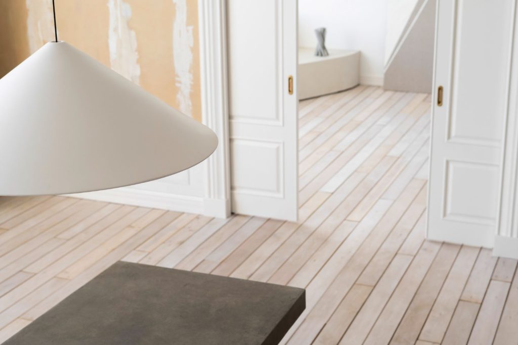 Montaż ogrzewania podłogowego w połączeniu z drewnianymi deskami podłogowymi przynosi wiele korzyści
